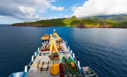 Ausblick auf Cargolhold und Küste von Tahuata vom Deck des Frachtschiffs Aranui 5