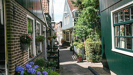 [Translate to Slowtravel experience:] Ijsselmeer Sailing trip stop at historic town of Volendam, Netherlands