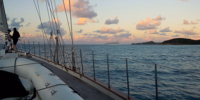 Meerblick von Bord während einer Segelreise in der Karibik