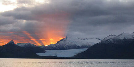 Sonnenuntergang auf Antarktis Expeditionsreise.