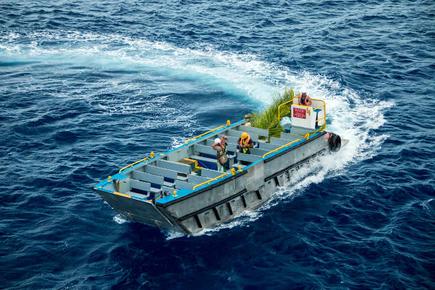 Das Beiboot der Aranui 5 mit zwei Passagieren auf dem Meer
