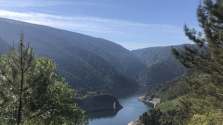 Ausblick auf grüne Täler auf der Pilgerroute "Camino Primitivo" 