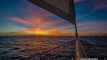 Sonnenuntergang unter den Segeln der SV Chronos