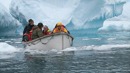 Ausflug mit dem Beiboot auf Expeditionsreise in der Antarktis zwischen Eisbergen