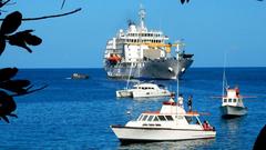 Das Schiff Aranui 5 vor einem Südsee Panorama der Marquesas Insel Tahuata mit Meer und blauem Himmel