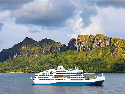 Das Schiff "ARANOA" vor einer tropischen Insel