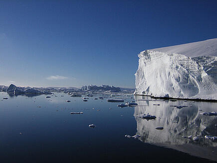 Eisberg im Antarktischen Meer auf expedition mit der Santa Maria Australis