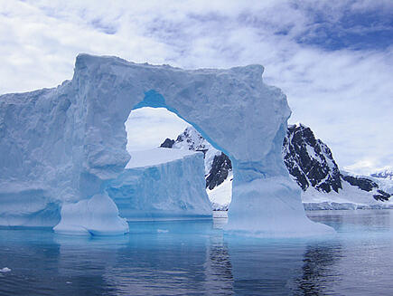 Eindrucksvolle Eisgebilde auf Antarktis Expedition mit der Santa Maria Australis