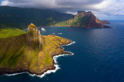 Luftaufnahme auf das Meer und die grünen Hügel von Hiva Oa, Französisch-Polynesien