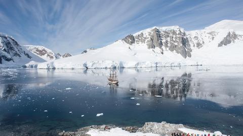 Ausblick auf antarktische Eislandschaft von Bord eines Segelschiffs