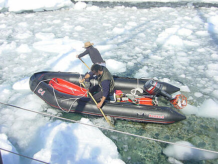 Ein Schlauchboot auf dem Eismeer bei Antarktis Expeditionsreise