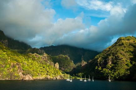 Ausblick auf die grünen Hügel der Baie des Vierges, Fatu Hiva, Französisch-Polynesien