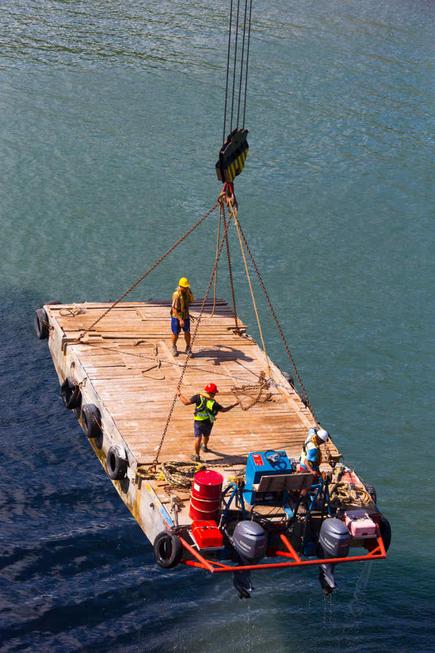 Das Cargo Pontoon des Frachtschiffs Aranui 5 wird vor der Südseeinsel Hiva Oa per Kran zu Wasser gelassen