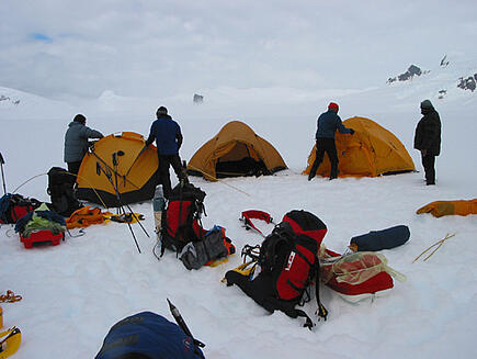 Zeltlager im Schnee als Ausflug während der Santa Maria Australis Antarktis Segelreise