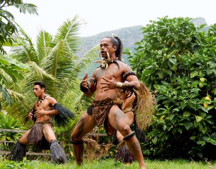 Marquesas Tänzer in Folklore Kleidung auf Ua Pou, Französisch-Polynesien, Aranui 5 Ausflüge