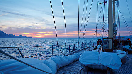 Sonnenaufgang auf dem Deck der SV Chronos