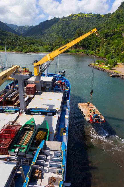 Beladung des Aranui 5 Cargo Pontoons vor der Südseeinsel Hiva Oa, Französisch-Polynesien