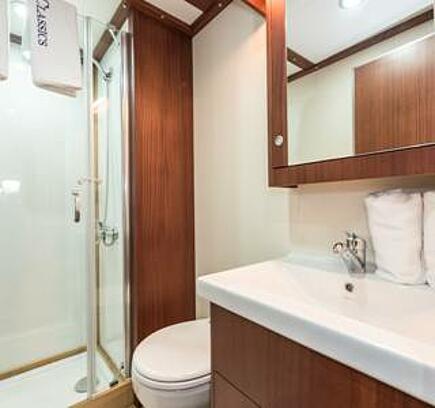 Badezimmer mit Dusche auf dem Segelschiff SV Chronos 