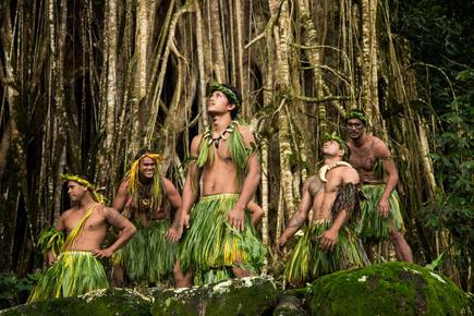 Marquesas Tänzer in Folklore Kleidung vor dichtem Dschungel Hintergrund, Französisch-Polynesien
