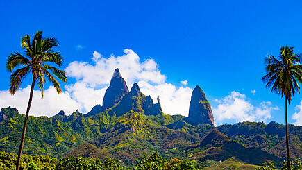 Aussicht auf die Basaltspitzen der Marquesas Insel Ua Pou in Französisch Polynesien auf Südsee Kreuzfahrt mit der Aranui 5