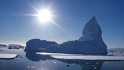 Eisberge uns strahlend blauer Himmel auf Antarktis Expedition